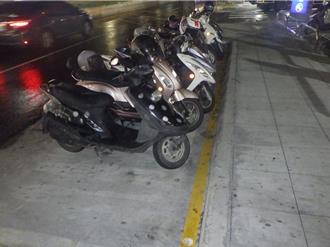 這裡能停車嗎？黃線違停遭拖吊車主抱怨 警：只供臨停裝卸貨