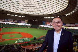 率團訪西武巨蛋   侯友宜帶「家鄉味」為林冠臣加油