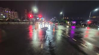 骑机车冒雨变换车道 不慎与后方汽车擦撞