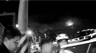 拚命狂逃鞋都跑掉了 警民合作失联移工见了软脚