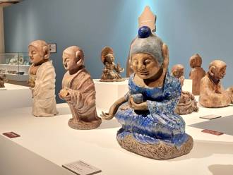 連寶猜《拈花微笑》個展登場 36件佛像與彩陶靜謐綻放