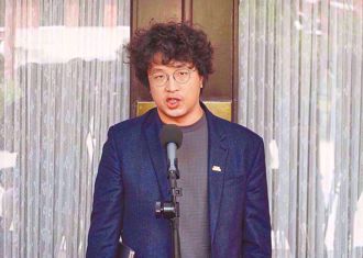 罢傅连署出包 沈伯洋喊「挨家挨户重签」 挨轰：有授权吗