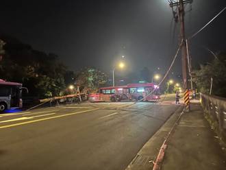 快訊》北市公車撞斷電桿釀1人傷 害萬芳社區大停電！