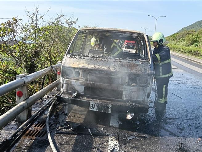 宜蘭縣頭城鎮大溪蜜月灣附近的濱海路，今日上午發生火燒車事故，濃濃黑煙直竄天際。（民眾提供／吳佩蓉宜蘭傳真）
