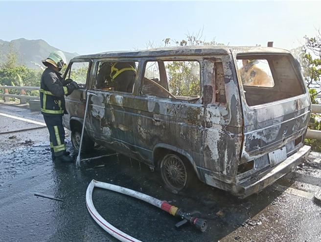 宜蘭縣頭城鎮大溪蜜月灣附近的濱海路，今日上午發生火燒車事故，濃濃黑煙直竄天際。（民眾提供／吳佩蓉宜蘭傳真）