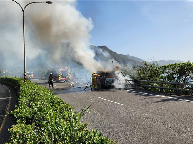 宜蘭縣頭城鎮大溪蜜月灣附近的濱海路，今日上午發生火燒車事故，濃濃黑煙直竄天際。（民眾提供／吳佩蓉宜蘭傳真）