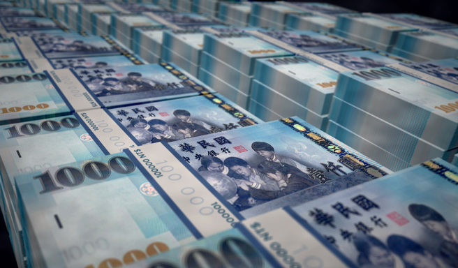 一名網友的父親退保時未滿50歲，26年的勞保年資也不在同一個投保單位，導致過世後他的百萬退休金全充公。（示意圖：shutterstock／達志）