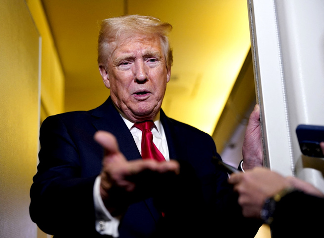 美國總統川普13日在空軍一號上表示，將於下周宣布針對進口半導體的關稅稅率，稱部分半導體企業享有彈性。（路透）