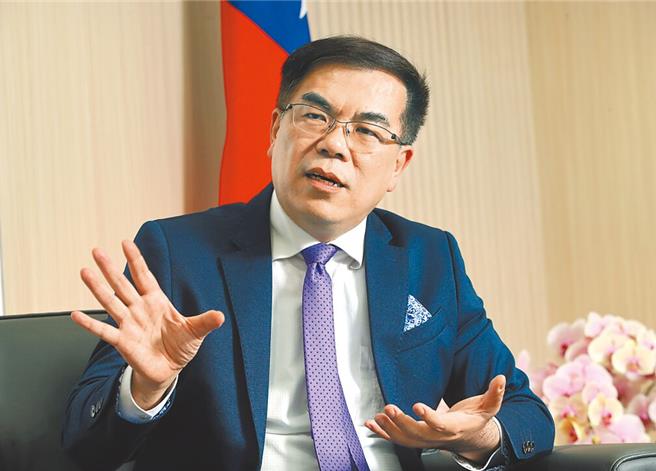 美国课徵对等关税衝击国内多个产业，面对外界关注碳费是否延后1年徵收，环境部长彭启明今天指出，碳费制度好不容易才在台湾推动，也对产业影响小，仍会如期徵收。（本报资料照片）