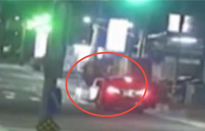 22岁张姓男子今（14）日凌晨和林男相约「钉孤枝」，却找来2名友人打群战，持刀猛砍单枪匹马上阵的林男，犯后驾车逃逸。（翻摄画面）