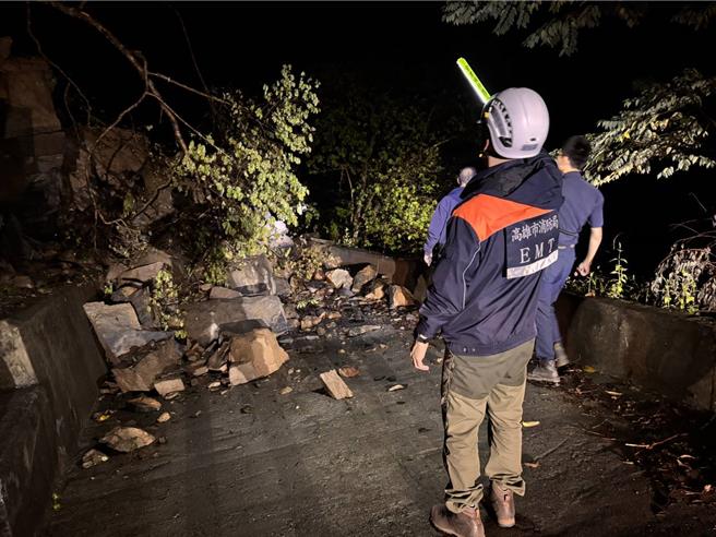 高雄市桃源區有遊客到野溪溫泉泡湯卻因落石受困，目前正由區公所調派機具救援中，預計午後即可搶通。（高雄市消防局提供／任義宇高雄傳真）