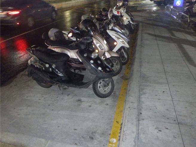 13日晚間7時員警在「臨停彎」發現有10輛機車違停，依法取締並請市府委外的民營拖吊車來做移置。（警方提供／紀爰高雄傳真）