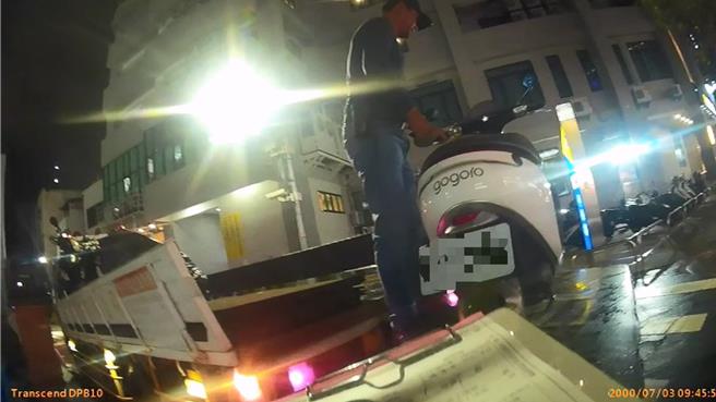 機車停在「臨停彎」遭拖吊，車主在現場抱怨，只見警察全程無奈不說話。（警方提供／紀爰高雄傳真）