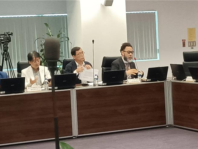 台灣工具機暨零組件工業同業公會理事長陳伯佳（右）表示，90天的關稅緩徵期，出現拉貨現象，港口有無足夠船運讓貨趕快上船，是另一個挑戰。（陳淑娥攝）