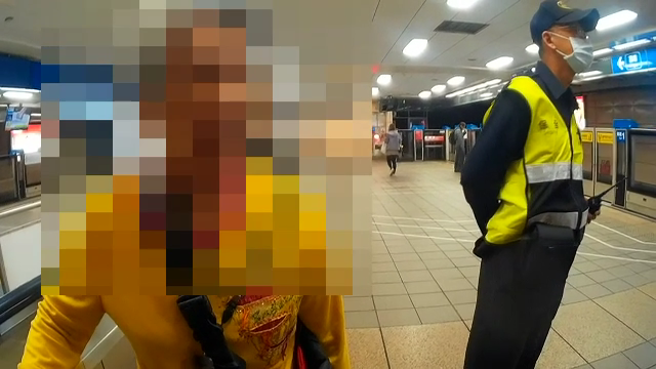 阿婆台北捷运迷途，暖心捷警靠生日解锁助团圆。（翻摄画面）