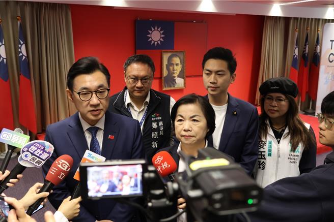 立法院副院长江启臣（左）表示，台商抱怨说，每天都在看「川剧」，不确定性是经济最大的杀手。（立法院副院长江启臣提供）