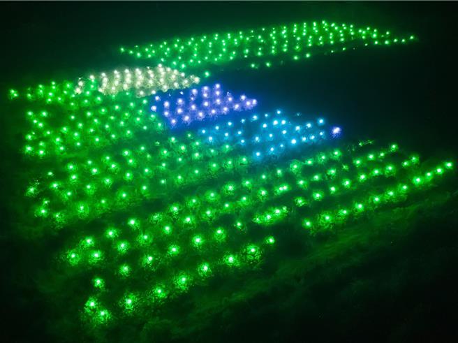 高雄市農業局與鳳山熱帶園藝試驗分所合作，發現在夜間使用綠光照明，可顯著影響害蟲活動力，相較噴藥更具經濟與安全性。（方信秀提供／任義宇高雄傳真）