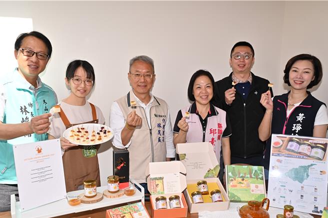 28岁的果酱研发职人杨雁晴（左二），以柑橘素馨红果酱荣获茶类组铜牌，金枣橙绿果酱更横扫3项铜牌。（宜兰县政府提供／吴佩蓉宜兰传真）