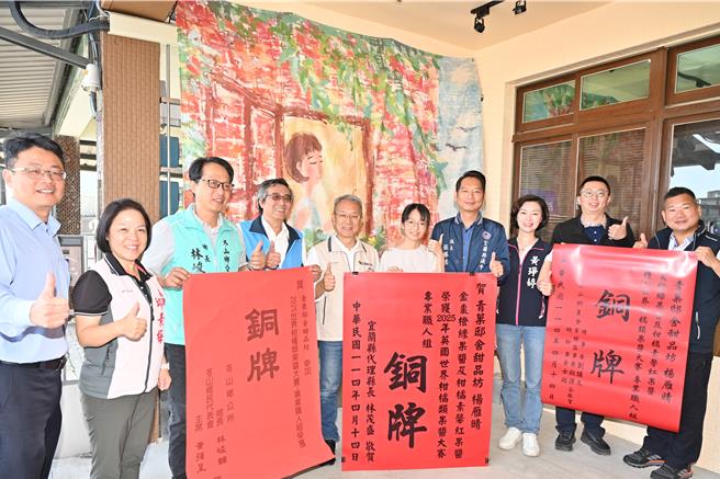 28岁的果酱研发职人杨雁晴（右五），以柑橘素馨红果酱荣获茶类组铜牌，金枣橙绿果酱更横扫3项铜牌。（宜兰县政府提供／吴佩蓉宜兰传真）