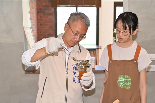 宜兰县代理县长林茂盛（左）现场体验制作果酱。（宜兰县政府提供／吴佩蓉宜兰传真）