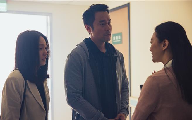 張孝全（右）跟林映唯飾演夫妻，有動人的親情戲。（華映娛樂提供）