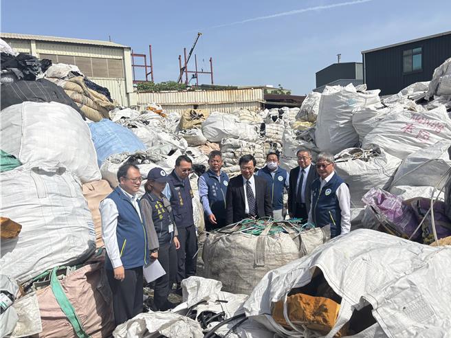 环管署、桃园地检署、保七总队刑警大队及桃园市环保局组成专案小组，查获不肖业者非法出口5832公吨废弃物。（姜霏摄）