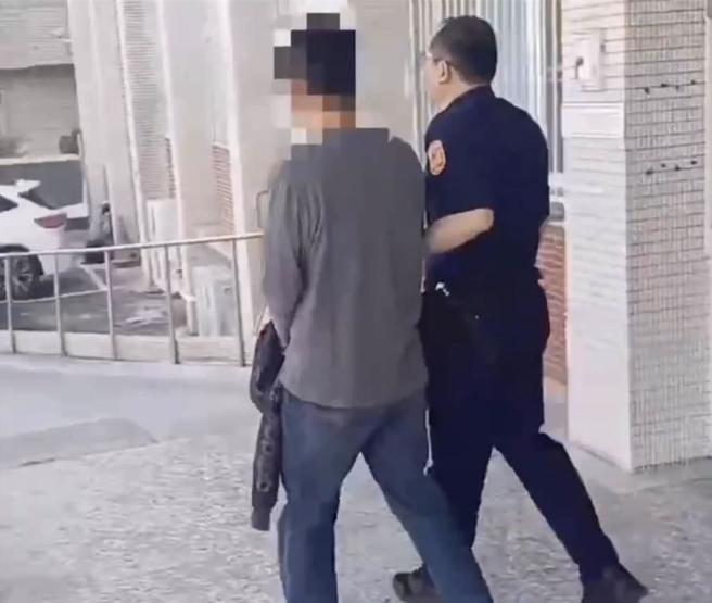 吴姓清洁队员14日由律师陪同到麻豆警分局说明案情。（读者提供／程炳璋台南传真）