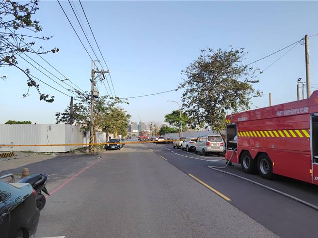 新北市泰山区文程路段一处工地今（14）日下午整地时疑似不慎挖破瓦斯管线造成瓦斯外泄，目前警、消人员已在场戒备，瓦斯公司也已到场止漏中。（民眾提供）