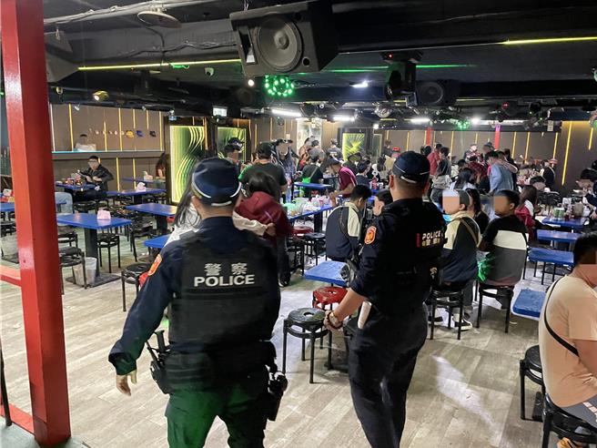 桃園市中壢警分局戮力執行「雷霆除暴專案」，針對各類刑案積極查緝成果豐碩，昨日晚間更出動優勢警力擴大臨檢，展現警方強勢掃蕩不法、守護社會安全的決心。（中壢警分局提供）