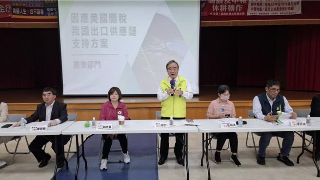 农业部次长胡忠一（右三）14日率农业部南下新营举办座谈会。（程炳璋摄）