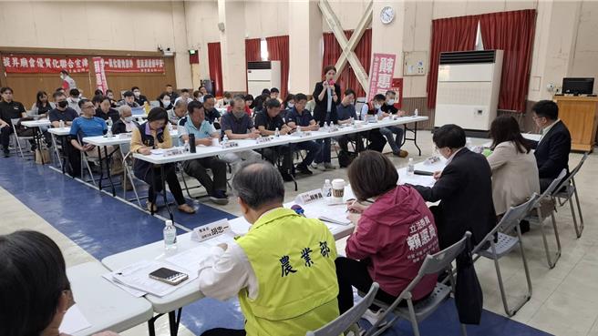 农业部14日率眾到新营区公所举办美国关税衝击座谈会，台南市区渔会总干事林钰昕提出建言。（程炳璋摄）