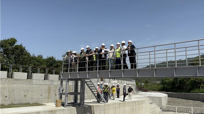 世壮运在即，行政院工程委员会主委陈金德14日到宜兰县三星乡安农溪，视察全国首座符合奥运标准轻艇激流标杆比赛场地并要求如期完工。（吴佩蓉摄）