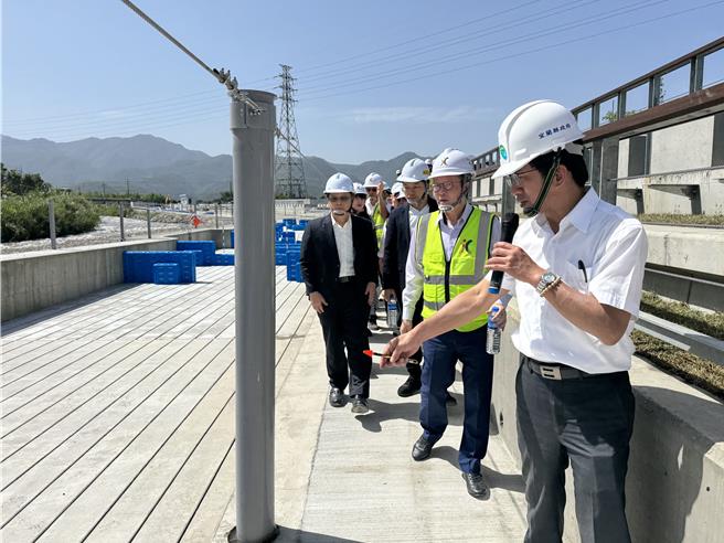 世壮运在即，行政院工程委员会主委陈金德14日到宜兰县三星乡安农溪，视察全国首座符合奥运标准轻艇激流标杆比赛场地并要求如期完工。（吴佩蓉摄）