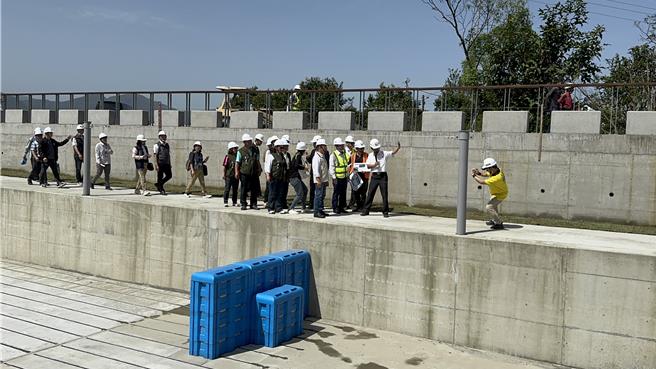 世壮运在即，行政院工程委员会主委陈金德14日到宜兰县三星乡安农溪，视察全国首座符合奥运标准轻艇激流标杆比赛场地并要求如期完工。（吴佩蓉摄）