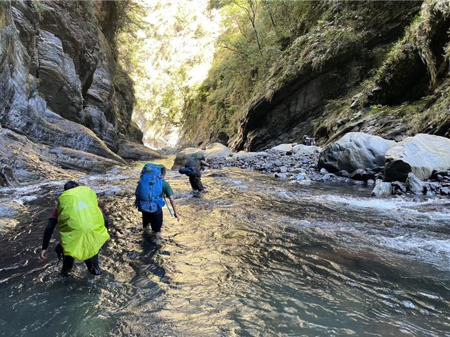 执行深山特遣勤务涉水前进。（林保署提供／李京升台中传真）
