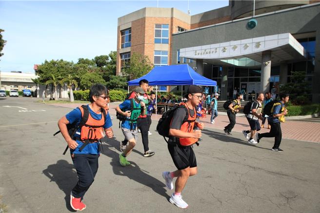 术科测验负重跑走。（林保署提供／李京升台中传真）