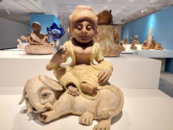 連寶猜創作的佛像大多表情從容、型態古樸、線條簡約。（徐秀娥攝）