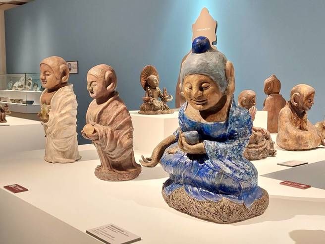 連寶猜的陶塑佛塑傳達不同的微笑與慈悲的意境。（徐秀娥攝）