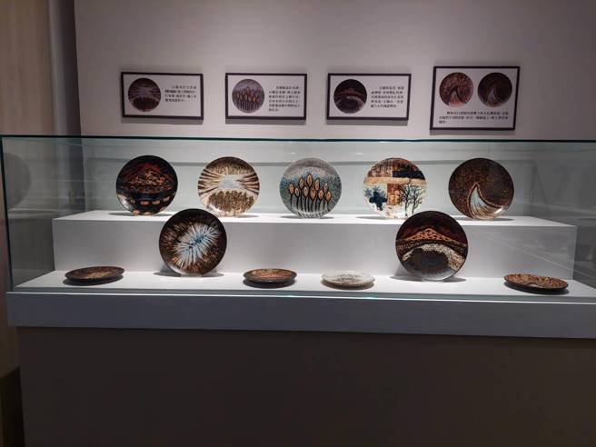 連寶猜為此次展出創作的一系列彩繪陶盤與茶碗，多層次的釉彩運用令人驚嘆。（徐秀娥攝）