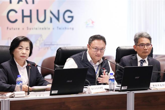 台中市副市长郑照新（中）14日为中部企业发声；立委杨琼璎（左）说，美国关税对以出口为导向的台中制造业带来衝击。图／中市府提供