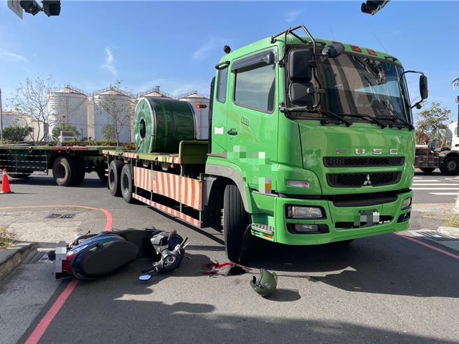 杨姓骑士煞车不及撞上联结车右前车头倒地，所幸仅有手受伤。（前镇分局提供）