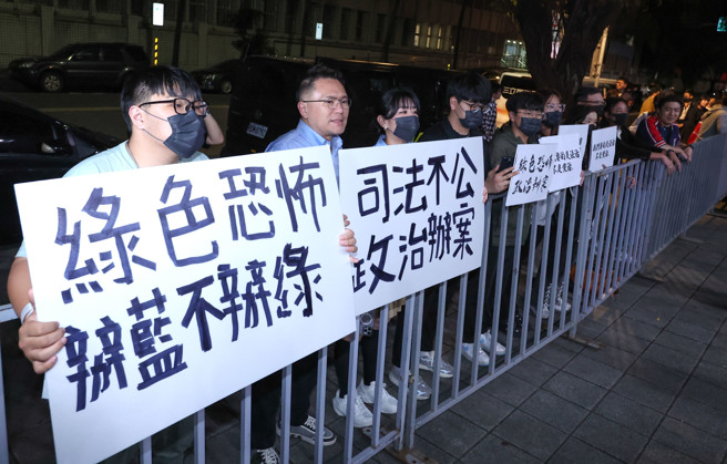 国民党青年军发动罢免民进党立委吴沛忆、吴思瑶，目前已在进行第二阶段连署，由于民进党质疑连署书有「死亡连署」及大量不实连署签名情事，向台北地检署告发，台北市调查处14日约谈「罢吴四骑士」并移送北检复讯；国民党台北市议员张斯纲（左二）及发言人杨智（人予）（左三）带领青年军前来声援。（陈俊吉摄)