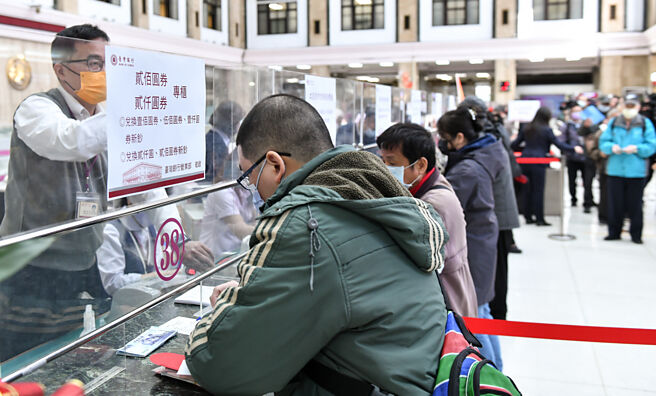 凌忠嫄表示，要善加利用資源，讓臺銀以大帶小，把旗下證券、壽險也養成小金雞。圖為臺銀櫃檯。圖／王德為