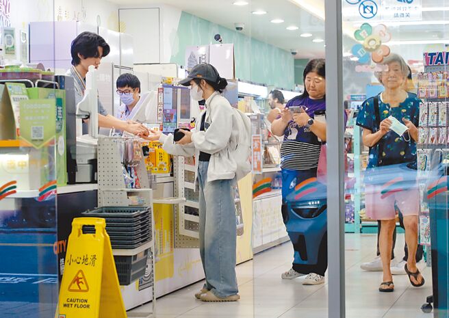 外媒日前报导，台湾政府规画将全台超商打造成「战时枢纽」，总统府13日改口强调，目前尚无具体规画。图为民眾在超商购物。（本报资料照片）