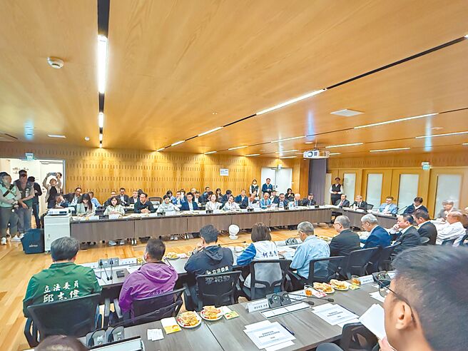 行政院13日举办高雄产业座谈会，由经济部、财政部等相关部会首长与在场企业探讨美国关税衝击因应策略。（纪爰摄）