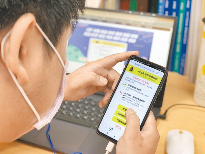 报税季来了！报税小白掌握基本观念和了解计算公式，就可以轻轻松松完成报税。（吴静君摄）