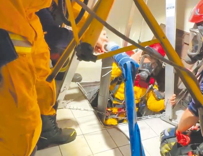 云林县斗六市1家食品公司13日维修管线时，2名工人疑吸入沼气昏迷跌落雨水回收池，经送医急救后不治。（民眾提供／张朝欣云林传真）