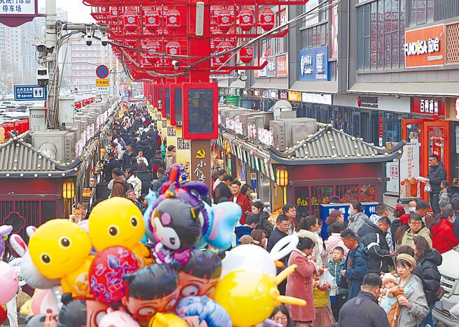 大陸內需回暖，多家研究機構預測，第一季經濟成長率可能落在5.1％至5.3％之間。圖為民眾在寧夏銀川懷遠夜市購物。（中新社）