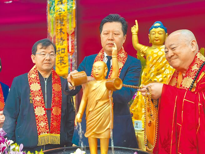 新北市副市長朱惕之（中）與新北市佛教會理事長如乘法師（右）、民政局長林耀長（左）一同浴佛祈福，祈願風調雨順、人民平安。（新北市民政局提供／張鎧乙新北傳真）