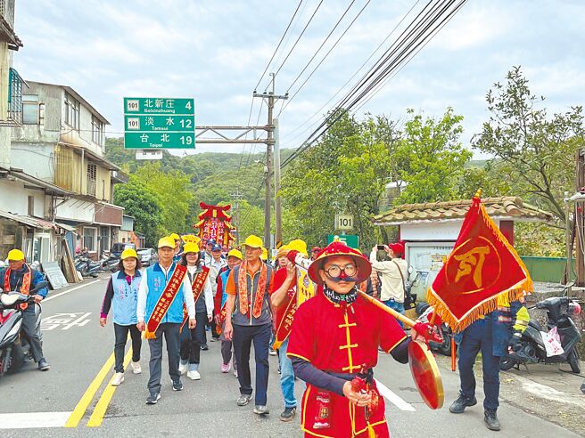 新北市淡水、三芝地區舉辦「九庄輪祀保生大帝迎駕過庄慶典」，由草埔尾庄起駕，庄民輪流迎奉大帝神尊。（三芝區公所提供／張鎧乙新北傳真）